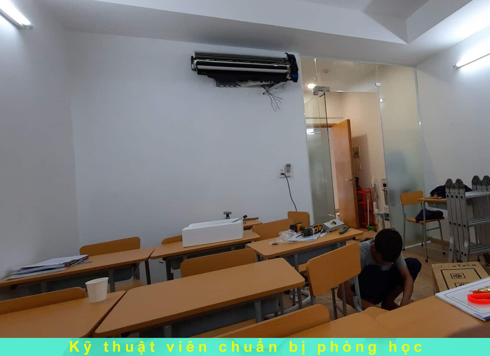 Kỹ thuật viên chuẩn bị phòng học tại IMTA Kỹ thuật viên chuẩn bị phòng học tại IMTA